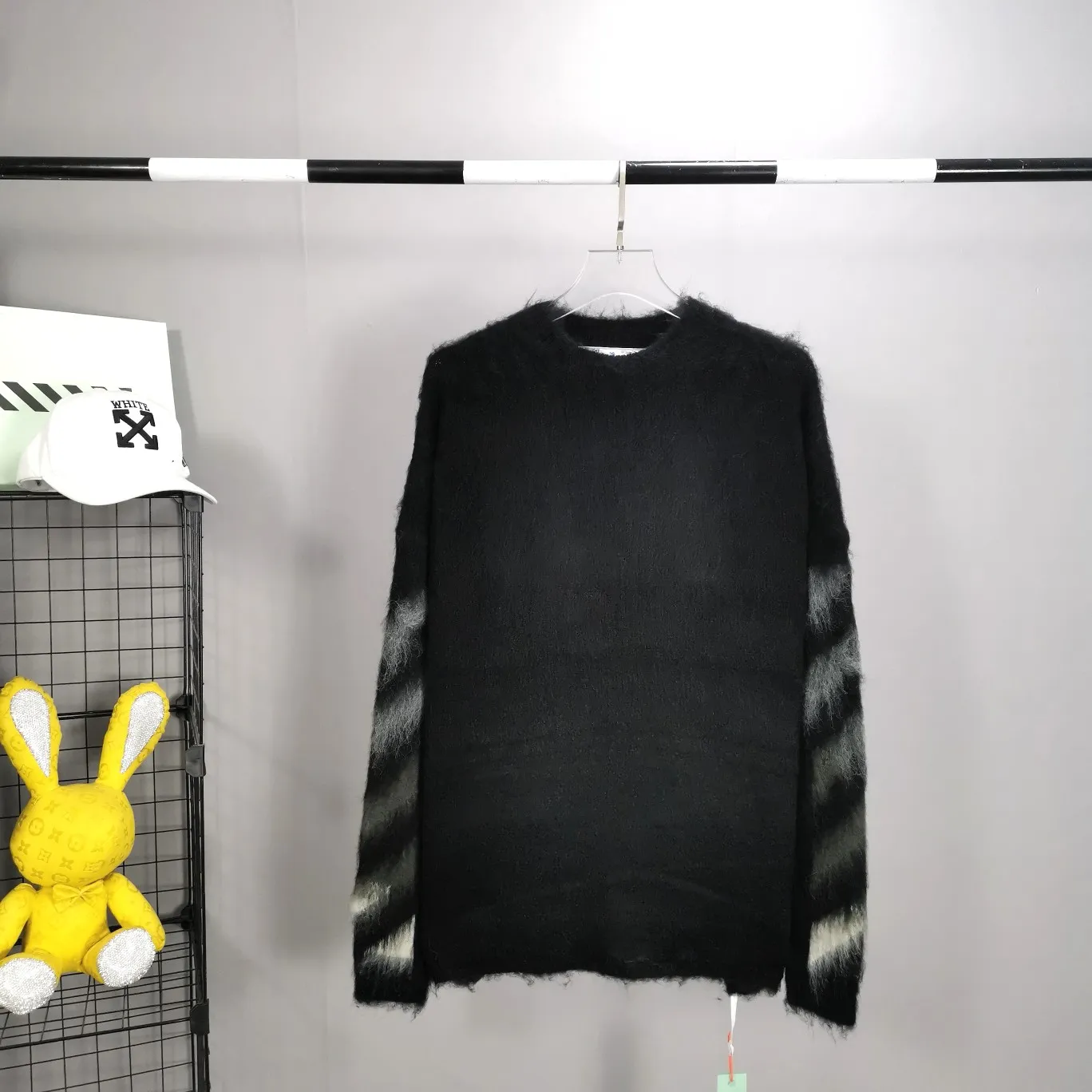 The new top tested version OFFWHITE (OW) Gradient Mohair Striped Arrow Sweater Hoodie Gradient Rendering Arrow Couple Knitted Sweater Mohair sweater OW will be released every year🛒 The same style and ever-changing colors, really no girl does not love it, it is super suitable for wearing under a down jacket in winter, and will not be bloated! If the lower body is missing, their favorite os version🙋🏻‍♀️ intuitively adds natural softness and fairy beauty effect, which is the best choice! The upper body is lightweight and does not weigh down the body while keeping warm. The sleeves and the gradient arrow parts on the back are repeatedly patterned until the gradient level is satisfied before large-scale products are released. The craftsmanship is extremely demanding. Each sweater is woolen at least ten times to give it a plush, thick feel and good fluffiness! ✅ Fabric composition: 50% mohair 32 spandex 18% wool, three-level anti-pilling Color: black and white gradient Sizes Mohair is lighter and softer, so be careful not to machine wash it, not machine washable! ! emphasize! !  ⚠️Hand wash with warm water and cold water P:440